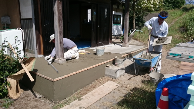 モルタル施工中